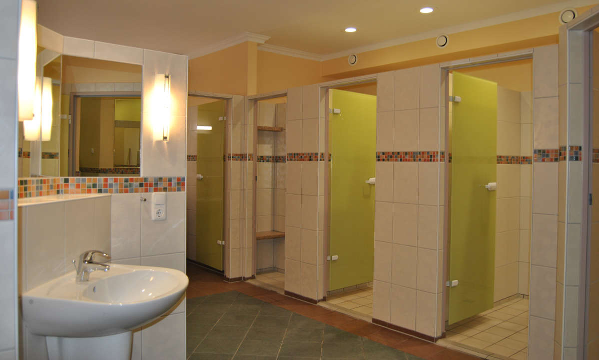 modernes Bad mit Einzel-Duschkabinen