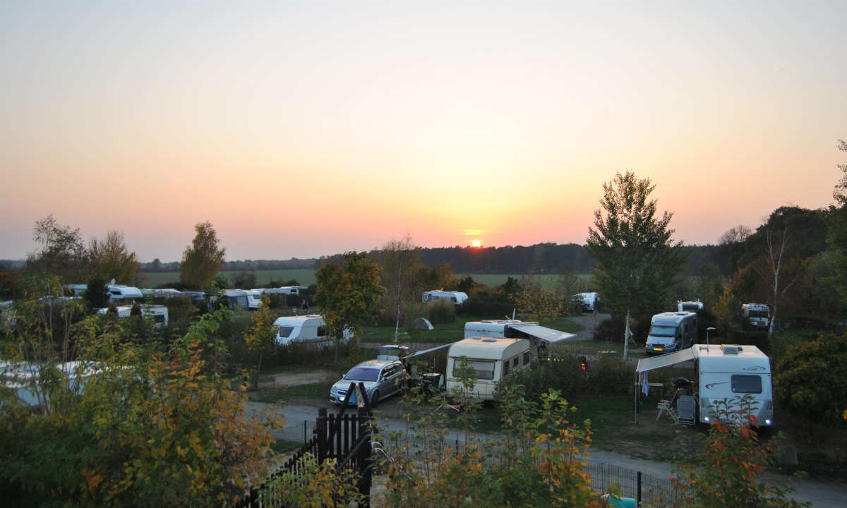 Sonnenuntergang ueber dem Campingplatz